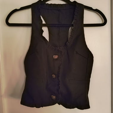 Schwarze, geknöpfte Weste mit Gürteldetail