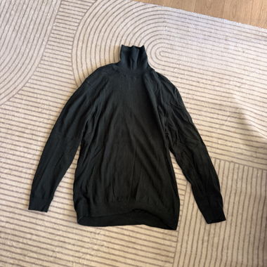 Schwarzer Rollkragenpullover