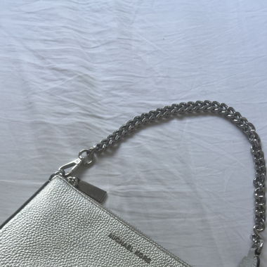 Silberne Umhängetasche von Michael Kors