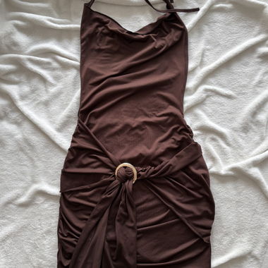 Robe marron dos nu