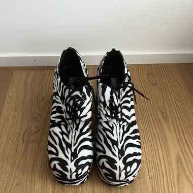 Drag heels 