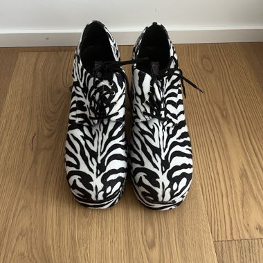 Drag heels 