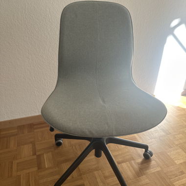 Grauer Bürostuhl mit Rollen