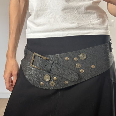 Ceinture en cuir véritable noire asymétrique avec clous