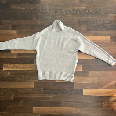 Maglione beige a collo alto