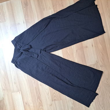 Weite schwarze Hose