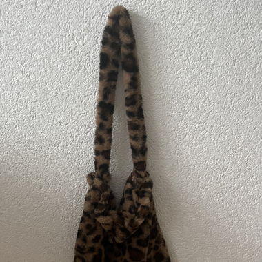 Tasche Leo-Muster mit Klettverschluss