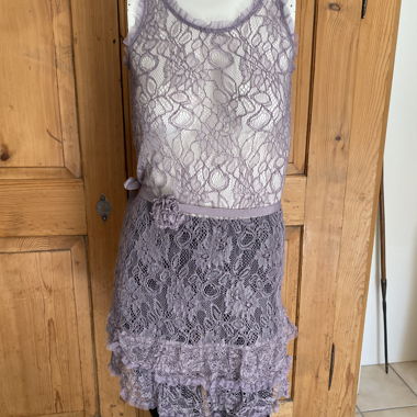 Robe en dentelle lilas