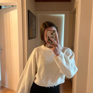 White pullover 