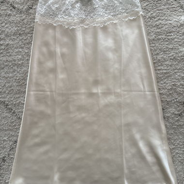 Jupe en satin blanc avec dentelle
