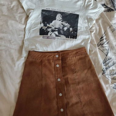 T-shirt Kurt Cobain et jupe boutonnée style daim 
