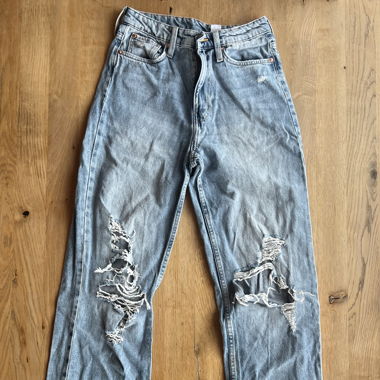 blaue Ripped Jeans