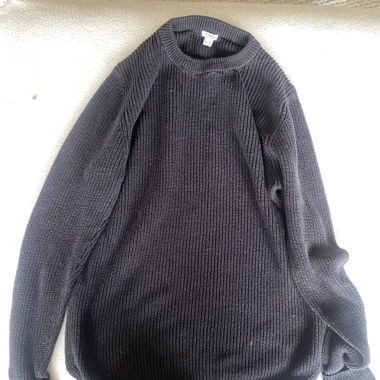 Black basic pullover without hood