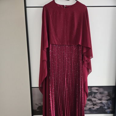 Rotes festliches Kleid mit Goldakzenten
