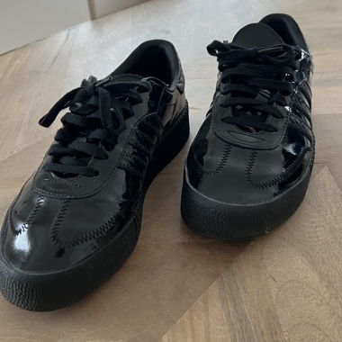 Adidas schwarze Lackleder-Sneaker