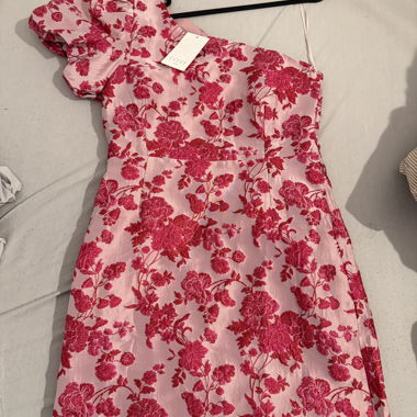 Abito asimmetrico floreale rosa