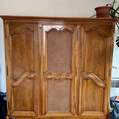 Holzschrank