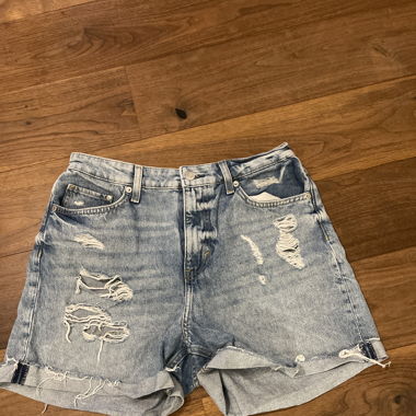Blaue Shorts mit Löcher 
