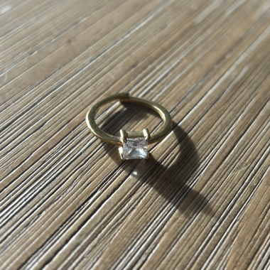 Bague Tara Square en cristal dorée avec pierre