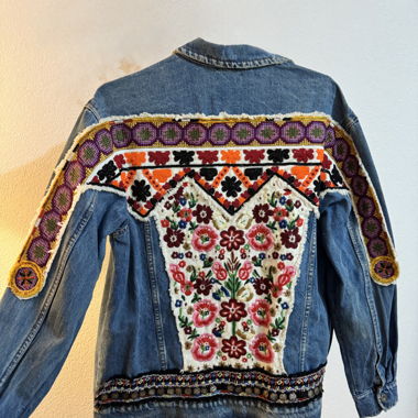Bestickte Jeansjacke im Boho‑Stil