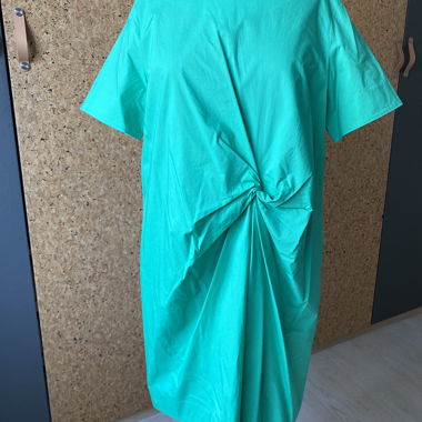 Abito turchese con dettaglio nodo