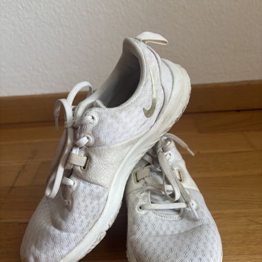 weisse Sportschuhe von Nike