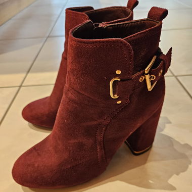Bordeauxfarbene Wildleder-Stiefeletten mit Blockabsatz