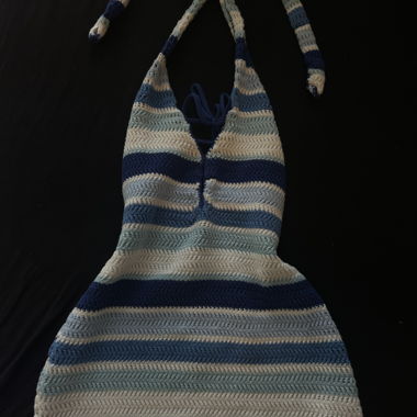 Robe courte dos-nu en crochet bleu rayée