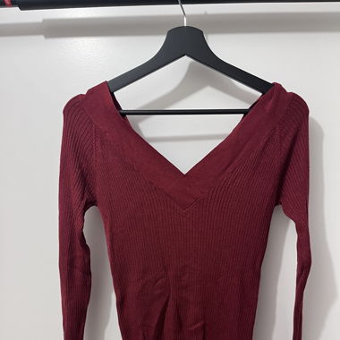 roter dünner Pullover
