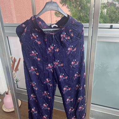 Tuta blu scuro con motivo floreale