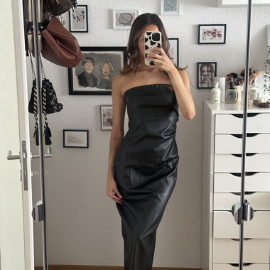 Abito midi nero senza spalline