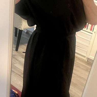 Robe noire à épaules dénudées et jupe fendue