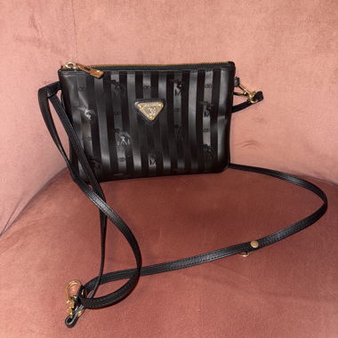 MOLLERUS Schwarze Crossbody-Tasche mit Golddetails