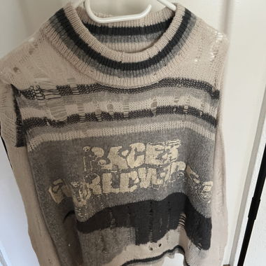 So ein origineller Pullover mit Löchern Maänner