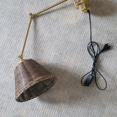 Lampe murale en rotin avec bras doré