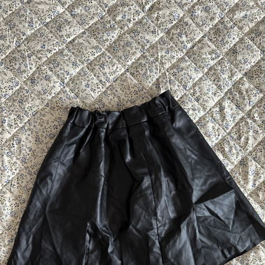 Pleated simil leather skirt