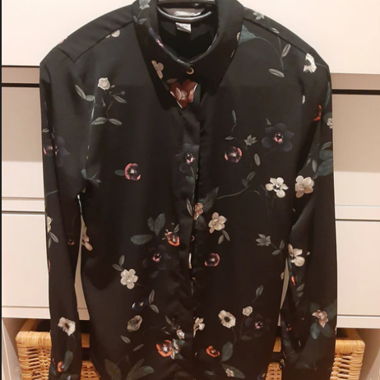 Blusa con motivi floreali