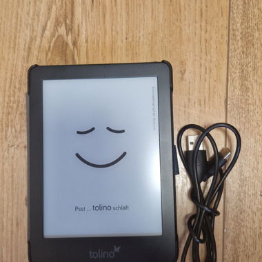 Tolino e‑Reader with cover and charging cable