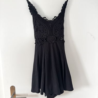 Tuta con bordo in pizzo nero