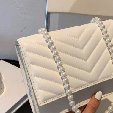 weisse Tasche mit Kunstperlen