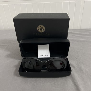 Occhiali da sole Versace neri con custodia