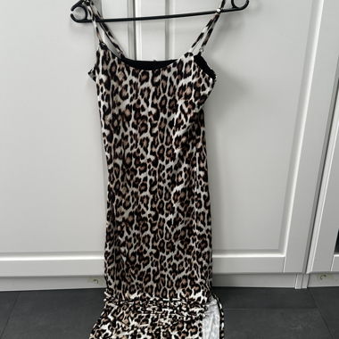 Robe courte à bretelles spaghetti avec motif léopard