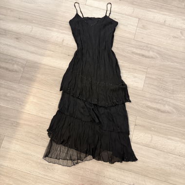 Schwarzes Perlen-Lagen-Maxikleid