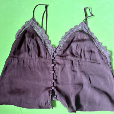 Haut en dentelle lilas d’Urban Outfitters