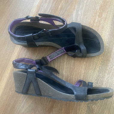 Sandali neri con zeppa