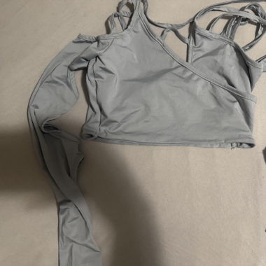 Top gris avec trous 