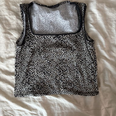 Top con stampa leopardata