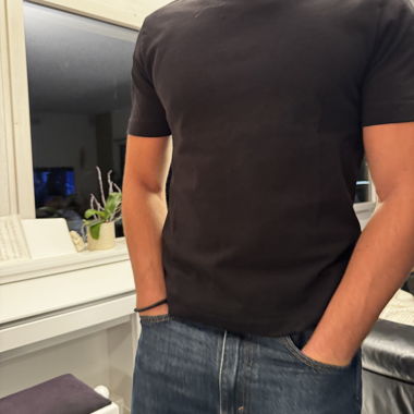 T-shirt nero a maniche corte