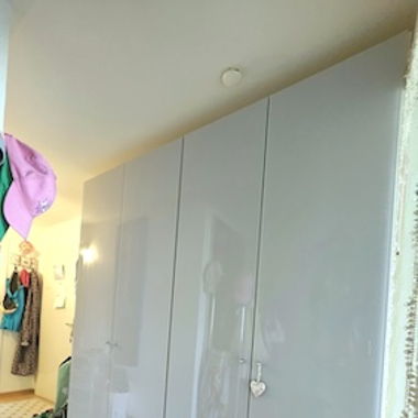 SCHRANK WIE NEU,GARANTIE 4-türig,Glasstür hellgrau
