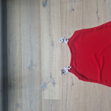 Rotes Top mit Blumenträger